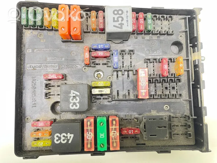 Volkswagen Touran I Drošinātāju bloks 1K0937804B