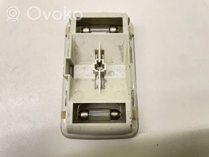 Audi Q7 4L Lampka podsufitki tylna 4L0947123