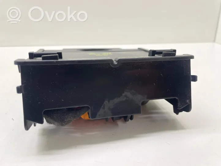 Volkswagen Golf VI Voltage converter/converter module 