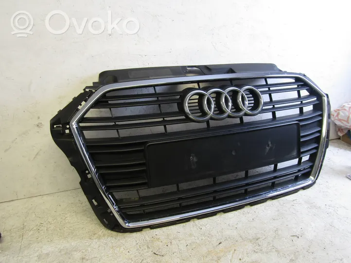 Audi A3 S3 8V Grotelės viršutinės 8V3853651AA