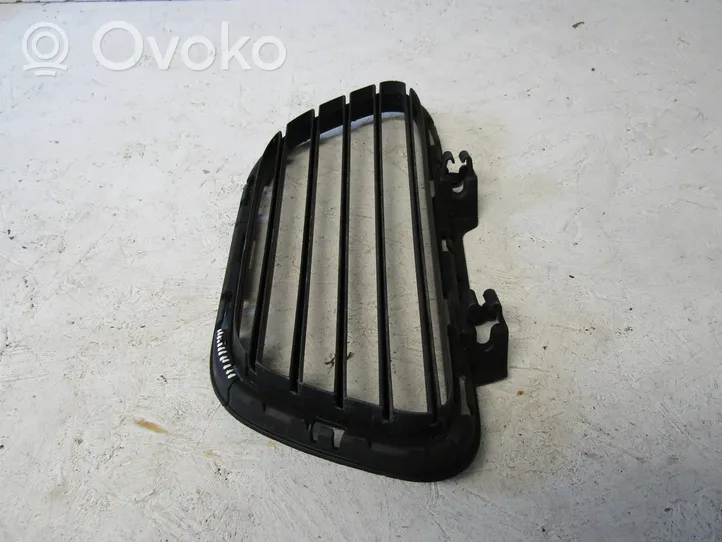 Citroen C5 Aircross Etupuskurin alempi jäähdytinsäleikkö 9827000477