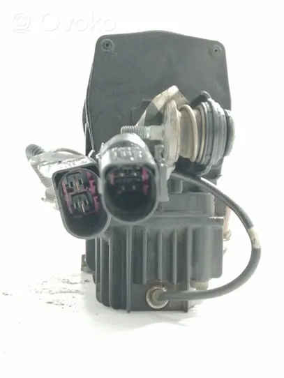 Volkswagen Touareg I Air suspension compressor/pump 7L0616006C