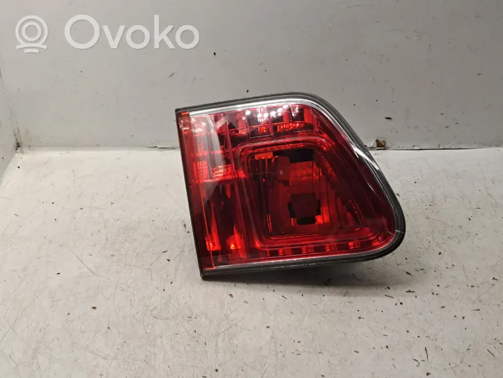 Toyota Avensis T270 Lampy tylnej klapy bagażnika 