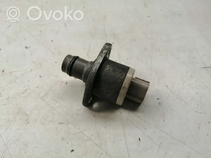 Toyota Avensis T250 Fuel pressure regulator 