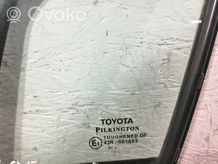 Toyota Avensis T270 Vetro del deflettore della portiera anteriore - quattro porte 