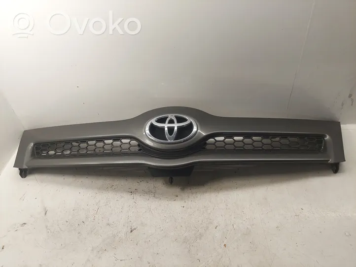 Toyota Corolla Verso AR10 Etupuskurin ylempi jäähdytinsäleikkö 531110F020