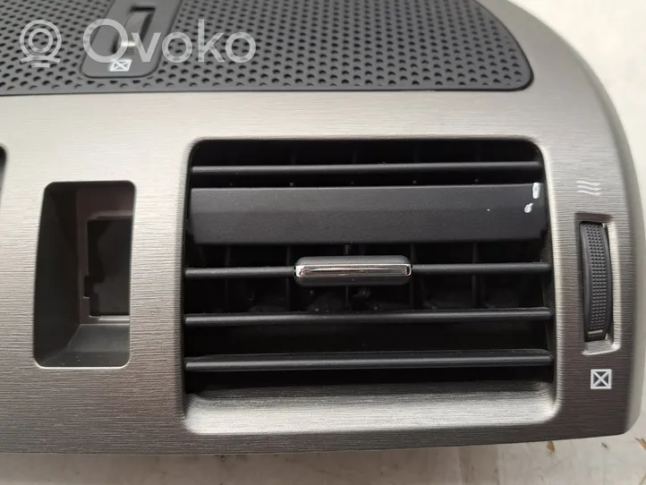 Toyota Avensis T270 Griglia di ventilazione centrale cruscotto 