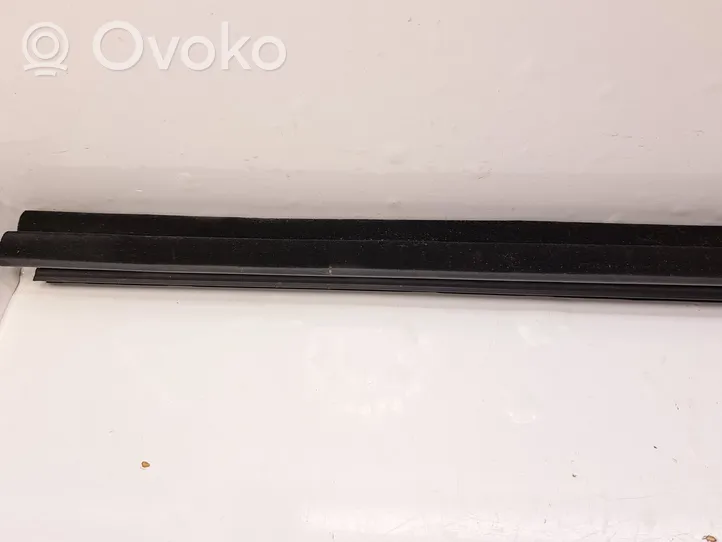 Toyota Verso Listwa / Uszczelka szyby drzwi przednich 