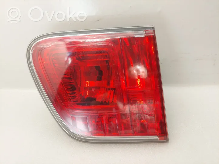 Toyota Avensis T270 Lampy tylnej klapy bagażnika 