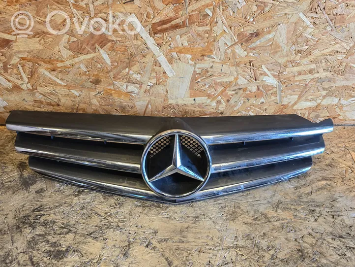 Mercedes-Benz CLC CL203 Etupuskurin ylempi jäähdytinsäleikkö A2038801583