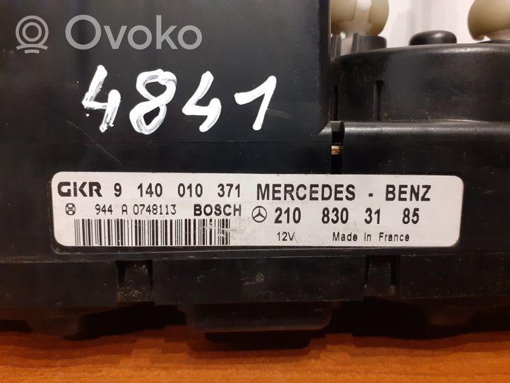 Mercedes-Benz E W210 Przełącznik / Włącznik nawiewu dmuchawy 2108303185