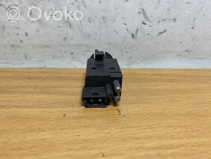 Mercedes-Benz E W210 Interruttore del pedale del freno 001545010