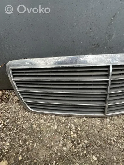 Mercedes-Benz E W210 Grille calandre supérieure de pare-chocs avant 2108800583