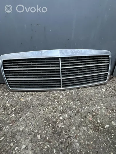 Mercedes-Benz E W210 Grille calandre supérieure de pare-chocs avant 210888002