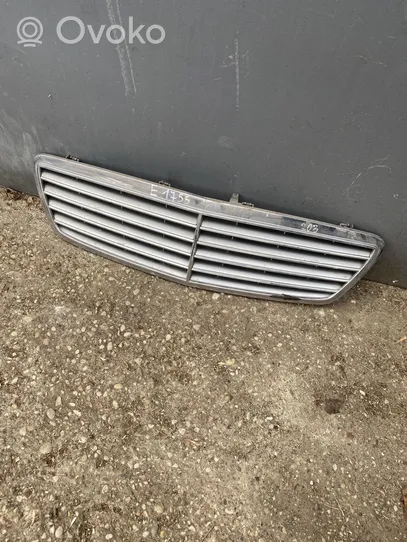 Mercedes-Benz C W203 Grille calandre supérieure de pare-chocs avant A2038800188