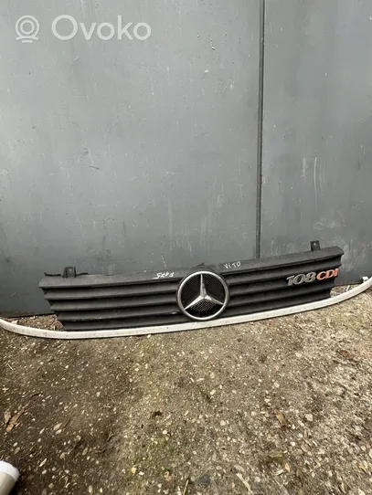 Mercedes-Benz Vito Viano W638 Etupuskurin ylempi jäähdytinsäleikkö A638880415