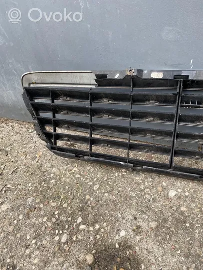 Mercedes-Benz E W210 Maskownica / Grill / Atrapa górna chłodnicy 2108800683