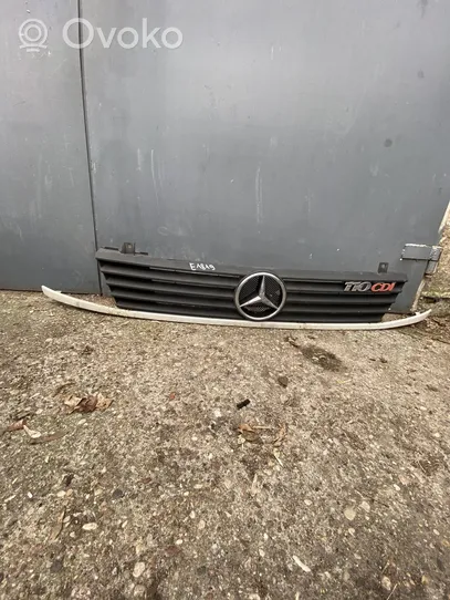 Mercedes-Benz Vito Viano W638 Etupuskurin ylempi jäähdytinsäleikkö A6388880415
