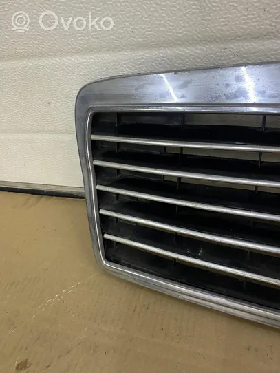 Mercedes-Benz E W210 Maskownica / Grill / Atrapa górna chłodnicy 2108880123