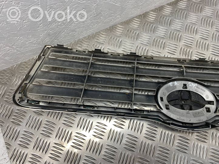 Toyota Avensis T250 Grotelės viršutinės 5311405060