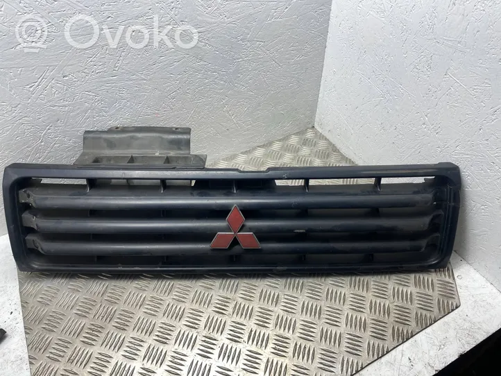 Mitsubishi Pajero Maskownica / Grill / Atrapa górna chłodnicy 