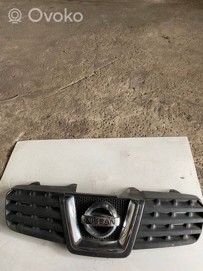 Nissan Qashqai+2 Grille calandre supérieure de pare-chocs avant 6231010000