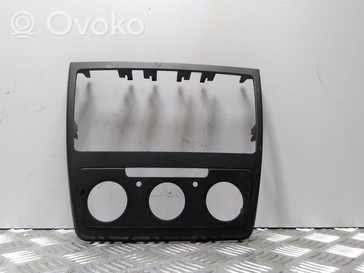 Skoda Yeti (5L) Konsola środkowa / Radio / GPS 5L0858069