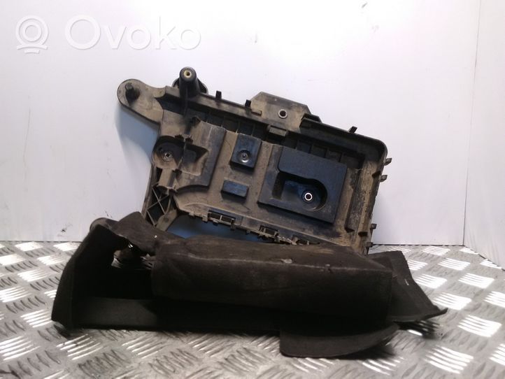 Volkswagen Golf VI Vassoio batteria 1K0915333