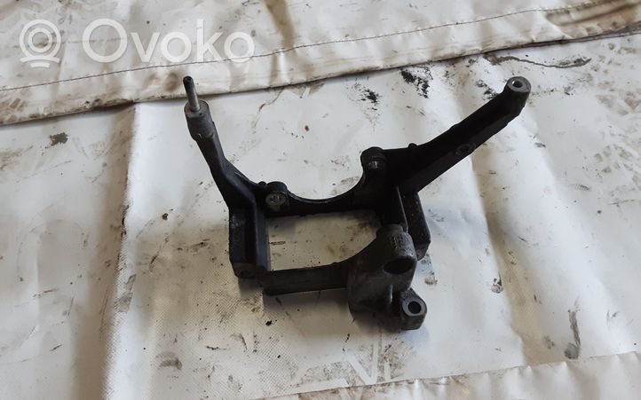 Audi A4 S4 B6 8E 8H Ohjaustehostimen pumpun kannake 