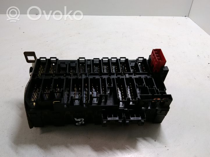 Volkswagen Golf III Module de fusibles 357937039