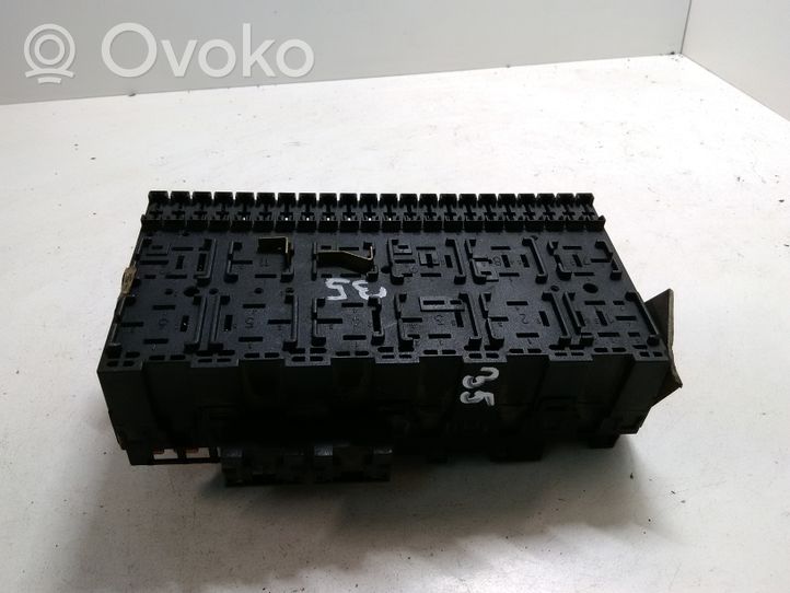 Volkswagen Golf III Module de fusibles 357937039