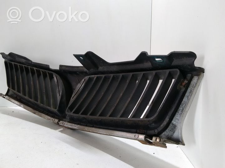 Mitsubishi Carisma Etupuskurin ylempi jäähdytinsäleikkö XR245616