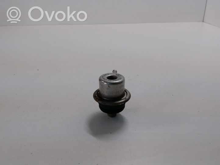 Volkswagen Golf IV Régulateur de pression de carburant 037133035C