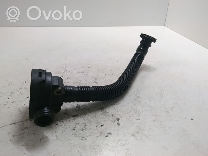 Volkswagen Polo IV 9N3 Sfiato/tubo di sfiato/tubo flessibile 03E103765B