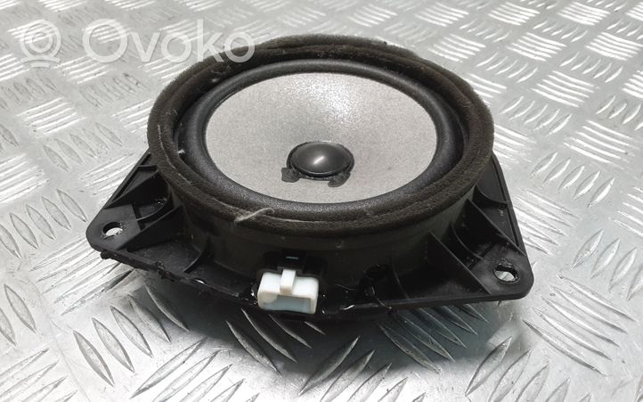 Toyota Corolla Verso E121 Enceinte de porte arrière 861600F030