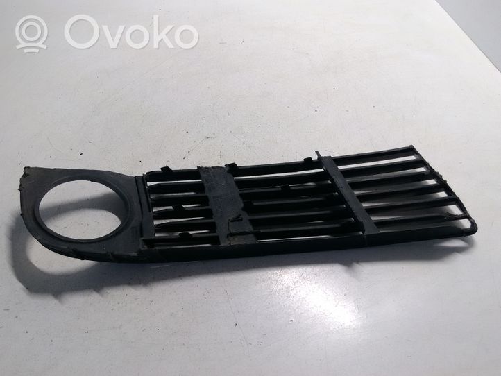 Volkswagen Golf III Grille antibrouillard avant 4B0807681R