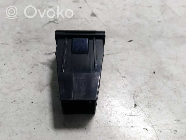 Citroen C-Crosser USB-pistokeliitin K11Y081