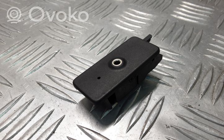 Volkswagen Touareg I Câble adaptateur AUX 1K0035724