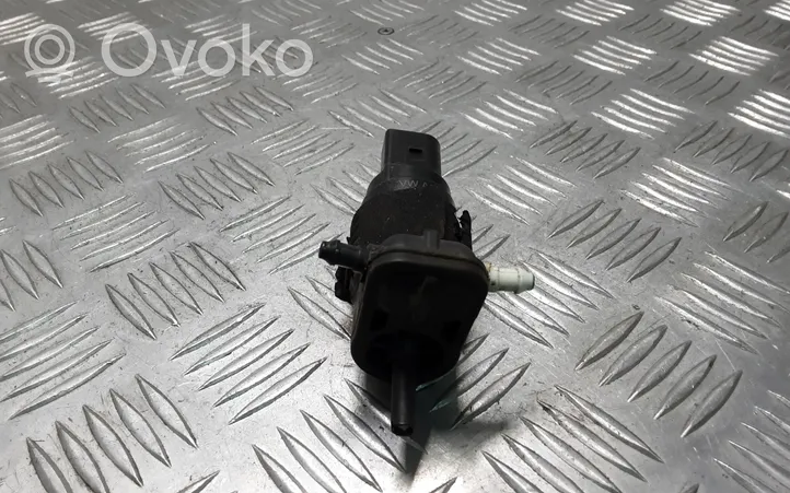 Audi A4 S4 B9 Pompa spryskiwacza szyby przedniej / czołowej 8K9955647