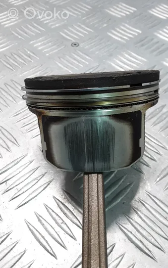 Mitsubishi Outlander Piston with connecting rod 4J11