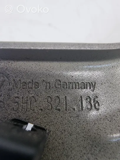 Volkswagen Golf VIII Lokasuojan kannake 5H0821136