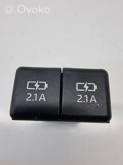 Toyota RAV 4 (XA50) Connecteur/prise USB 8553215010