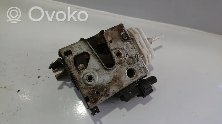 Audi A4 S4 B5 8D Etuoven lukko 8D1837016A