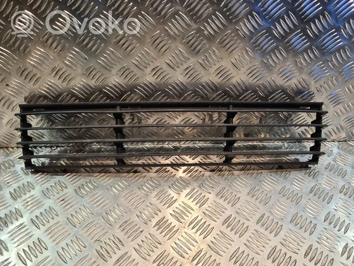 Volkswagen PASSAT B5 Grille inférieure de pare-chocs avant 3B0853677F