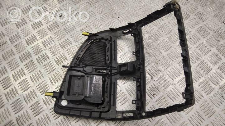 Toyota Avensis T270 Griglia di ventilazione centrale cruscotto 55670051