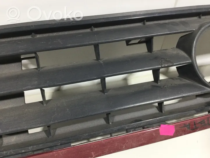 Volkswagen Jetta II Front bumper upper radiator grill 165853653E