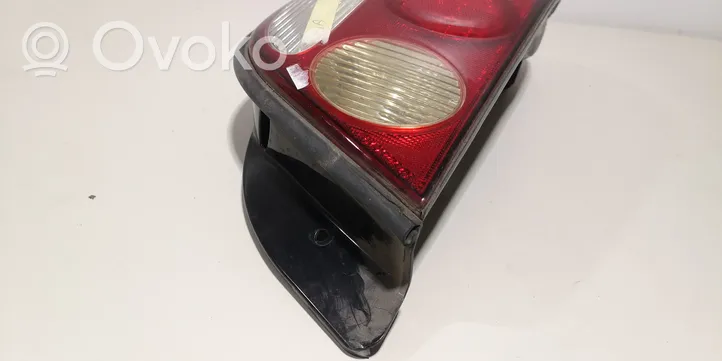 KIA Sephia Luz trasera/de freno OK2A151140R