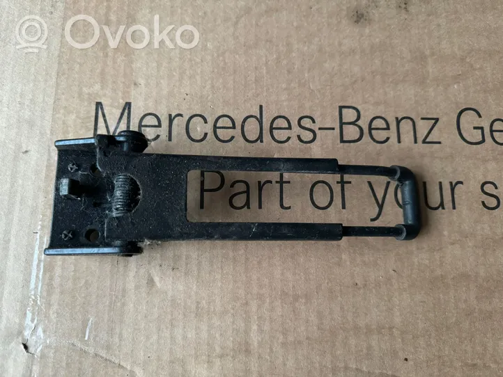 Mercedes-Benz Sprinter W901 W902 W903 W904 Takaoven pidätin 2D1827793B