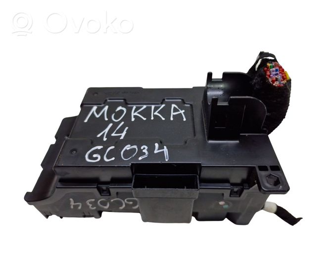 Opel Mokka Ramka / Moduł bezpieczników 130441445