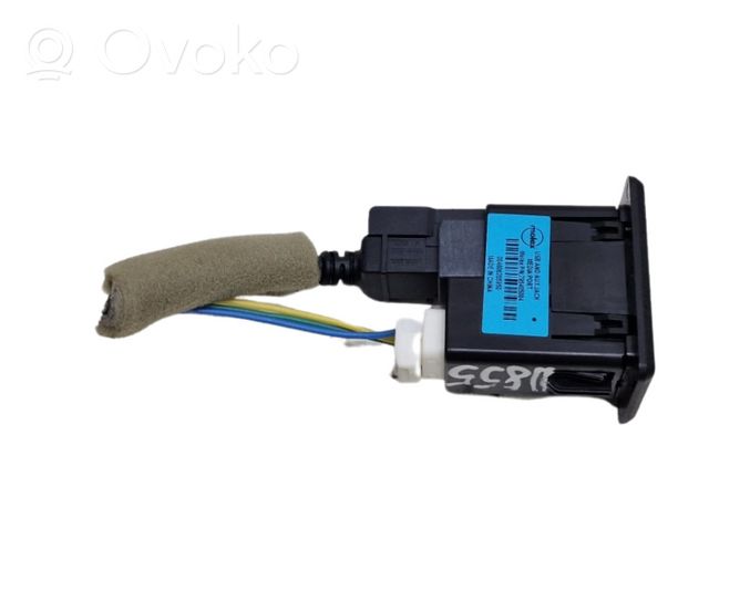 Nissan X-Trail T32 USB socket connector 795405004